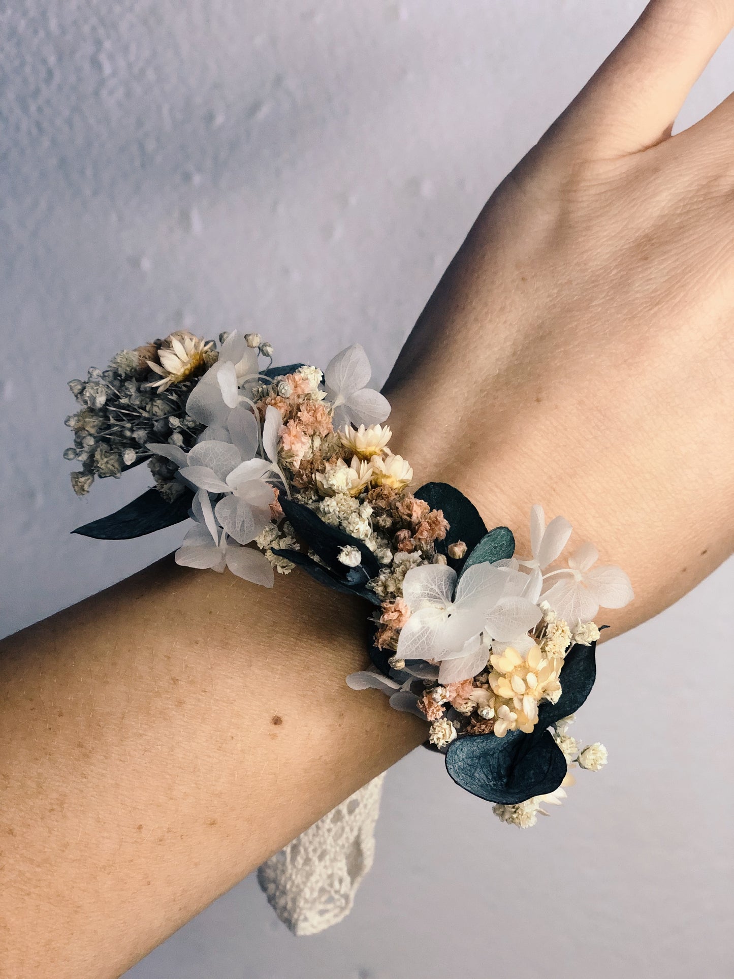 Armband aus Trockenblumen